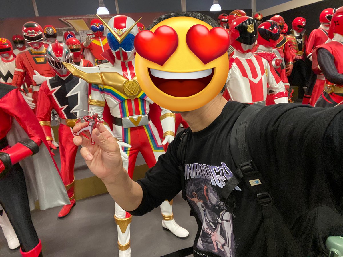 mottomottoyeah's tweet photo. 「自分の写真飾るの好きだねー」って言われたことあるんだけどヒーローと一緒に撮ったら飾るでしょ！ https://t.co/0fG2r8zQGW