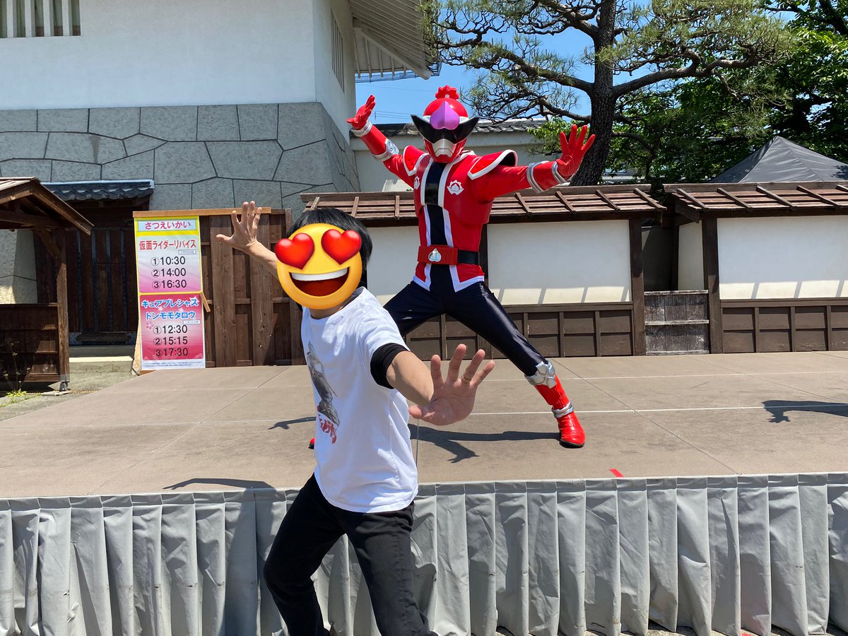 mottomottoyeah's tweet photo. 「自分の写真飾るの好きだねー」って言われたことあるんだけどヒーローと一緒に撮ったら飾るでしょ！ https://t.co/0fG2r8zQGW