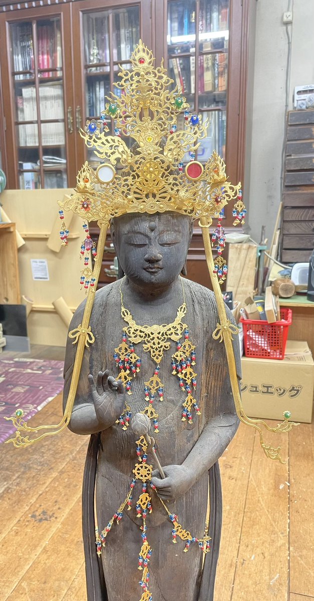 仏様の宝冠と胸飾りが完成したので
依頼主の京仏師坪田最有さんの所へ納品に伺った際に完成した写真をＸにのせても良いかをお尋ねしたら、快諾いただき写真用にですが仏師さんの手にかかればわずか１分ほどで仏様への取り付けが完了いたしました！