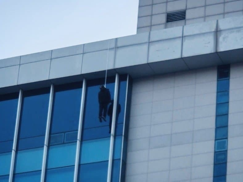 화요 미스테리 🔥
부정선거 영화 <왜(歪): 더 카르텔> 개봉 D-1 기념으로 
다시 보는 2025년 1월 24일 이천시청 옥상 사건

이 사진을 볼 때마다 아직도 소름이 돋네요…😱

당시 정말 미스터리였던 점들:
• 출입이 통제된 시청 옥상에 어떻게 올라갈 수 있었을까? 보안 시스템과 당직 인력은 제대로