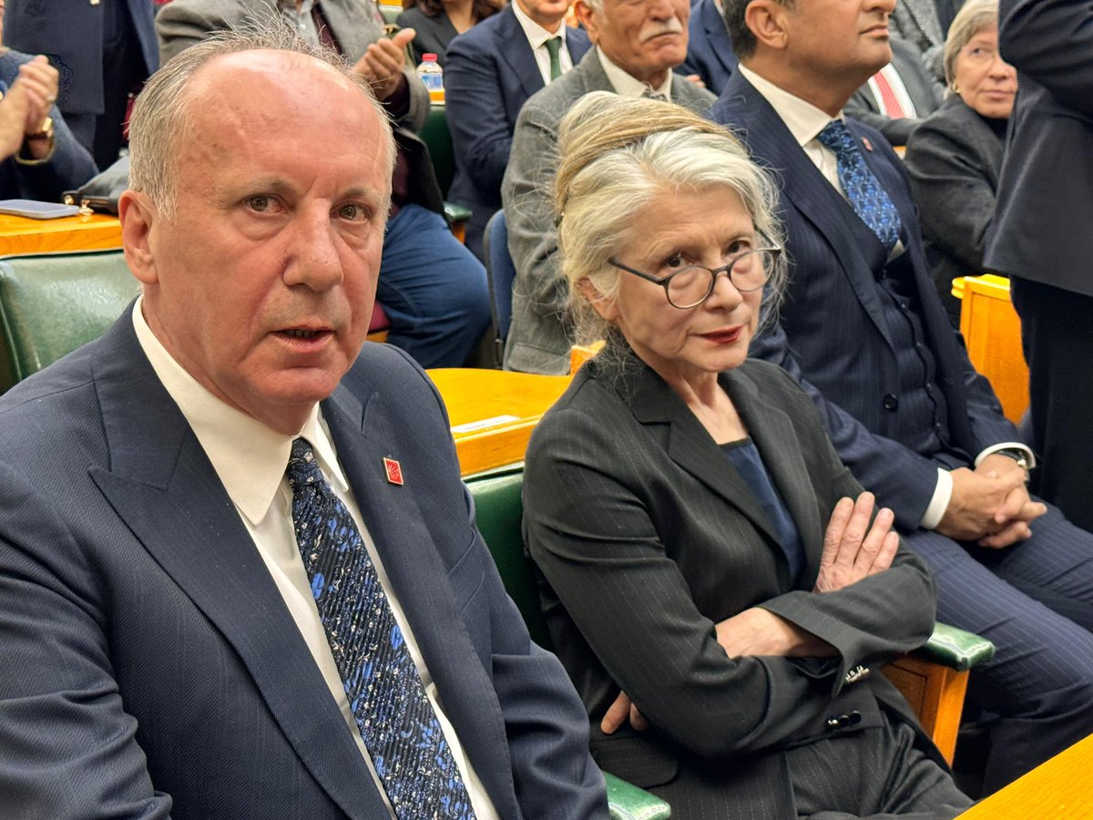 İşte budur..
Şimdi CHP, Atatürk'ün partisi oldu..
Sıra geldi,çakma CHP'li olanları partiden şutlamaya..
En başta Kılıçdaroğlu olmak üzere..
Hoşgeldin Emine Ülker Tarhan..