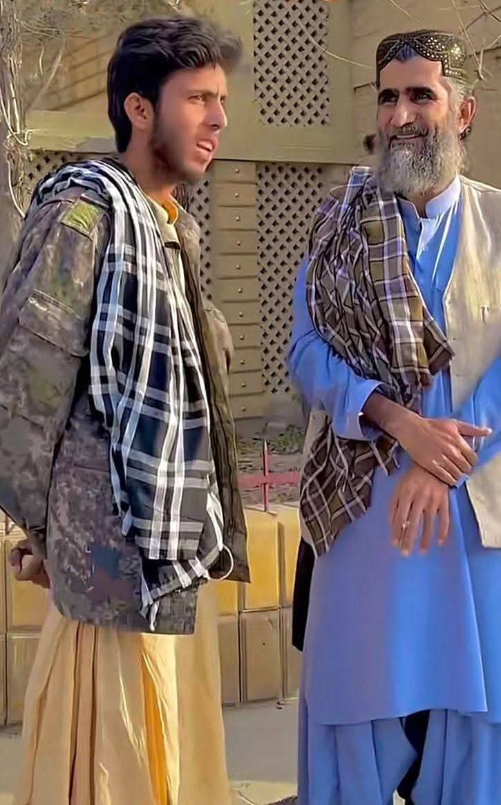 Waseem_Khan1998's tweet photo. اج سے چند عرصہ پہلے بی ایس او آزاد، کے پلیٹ فارم سے کالعدم دہشت گرد تنظیم بی ایل اے میں  بھرتیاں ہورہی تھی  ۔ آج وہی بھرتی کا کام (بی وائی سی) اور( بساک) کے ذریعے کیا جا رہا ہے۔ بی ایل اے کا خودکش بمبار رضا بلوچ، بی وائی سی کے مرکزی رہنما سبغت اللہ کے ساتھ ۔
#پاکستان https://t.co/7gpeTJLBYH