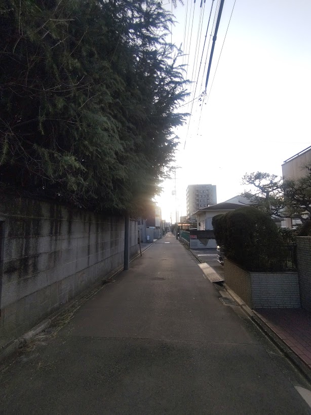 nagoyathematch's tweet photo. 名古屋新築マンション探訪　昭和区・桜山駅
【プラセシオン昭和桜山】丸美産業株式会社
地上12階建　32戸 https://t.co/N6CYs1KJuk
 2027年11月下旬竣工予定
駐車場26台（月額：8,000円〜20,000円）

アップしてませんでしたが、２月に訪問した時（写真４枚目（集合））はまだ看板があるだけで草が生えている状態でしたが、いよいよ工事が始まりました。

最寄り駅は桜山ですが、環状線の西側に向かった滝子の交差点のところですので、だいぶ庶民的な雰囲気ですので肩肘張らずに生活できるかと思います。
買い物も現実的なところは高辻のシャンピアが視野に入ってくる事でしょう。
（このマンションが出来る頃、すぐ近くにカネスエさんも出来るみたいで一層便利になりますね。）

それにしてもここでも９０㎡台で億超えの部屋があったり、凄い時代になりましたねえ。

◯［プレミアムステージ販売概要］※締切済
6戸　4,180万円～11,480万円　
2LDK～3LDK　52.22㎡～96.49㎡
管理費 9,400円〜16,900円　※175～180円/㎡程度
修繕費 7,840円〜14,480円　※150円/㎡
修積金 627,200円〜1,158,400円　※80ヶ月分

学区：御器所小学校・桜山中学校