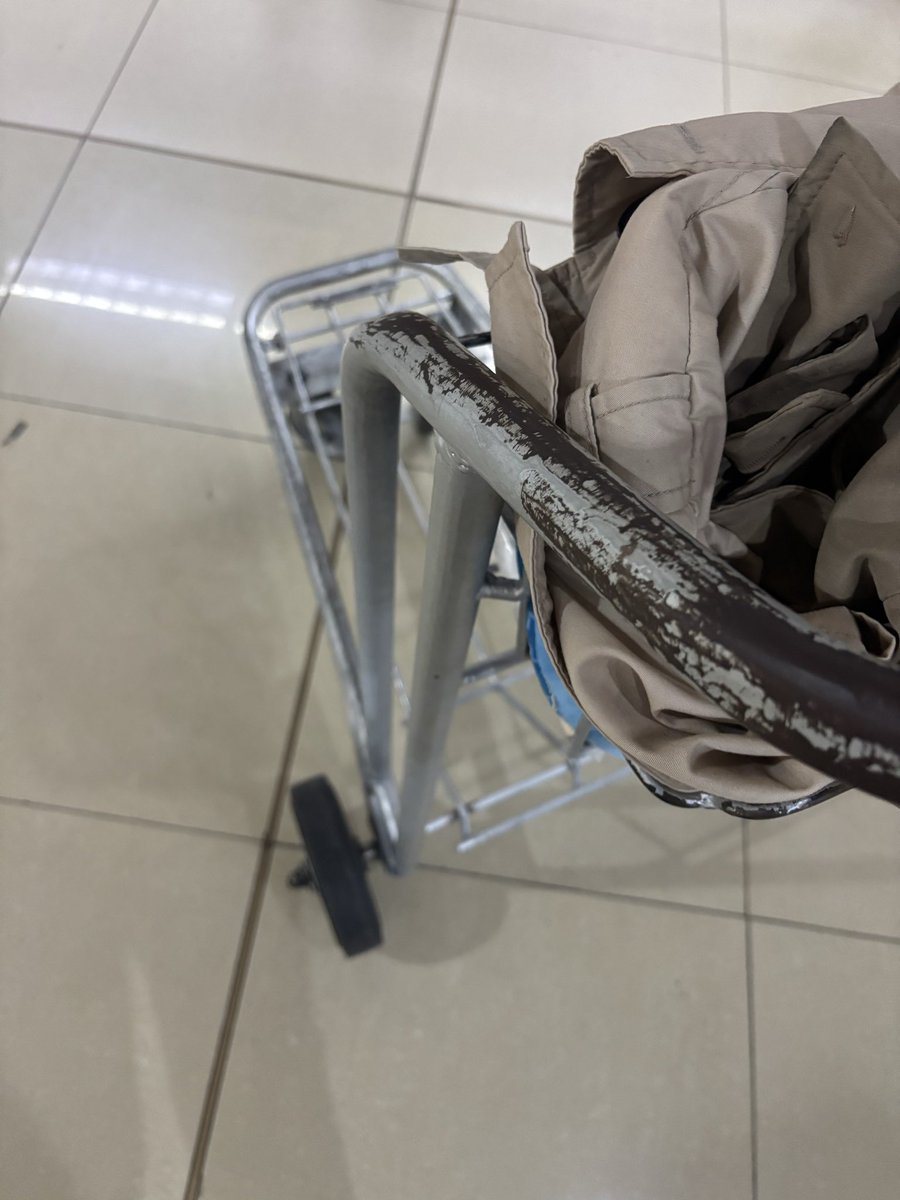 Me parece una estupidez tener que pagar Q15 en efectivo o 2$ en el aeropuerto por el uso de una carretilla toda oxidada cuando debería de ser un servicio como en todos los aeropuertos del mundo. <a href="/AeroGuatemala/">Aeropuerto Guatemala La Aurora</a>