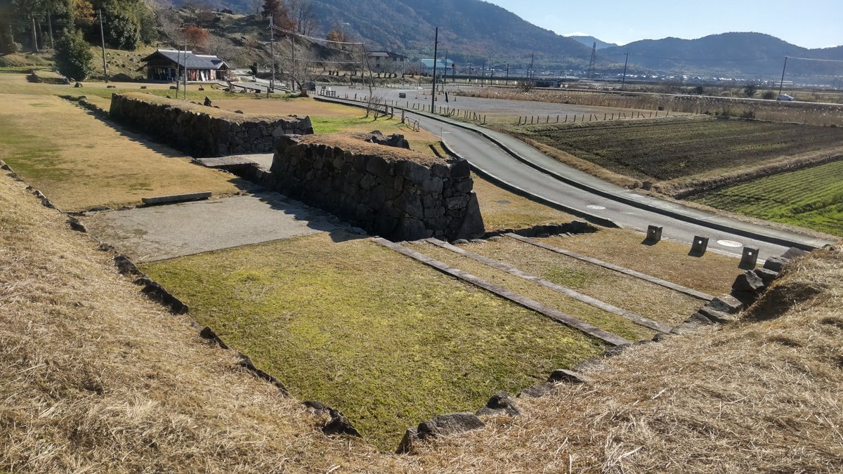 安土城の大手口西側には枡形虎口と平入虎口が並んでいる場所があり、すぐ横に平入虎口があったら枡形を造る意味がないように感じて不思議な遺構だと思っ ...