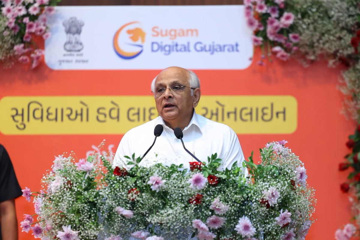 Bhupendrapbjp's tweet photo. ગુજરાતમાં શરૂ થયો લોકસેવાનો ડિજિટલ અધ્યાય…

રાજ્ય સરકારની મહત્ત્વપૂર્ણ સેવાઓને "લાઇનથી ઓનલાઇન" તરફ લઈ જઈને નાગરિકો માટે વહીવટને વધુ સરળ બનાવવાની દિશામાં આજે ગાંધીનગર સ્થિત મહાત્મા મંદિર ખાતેથી 'સુગમ ડિજિટલ ગુજરાત' પહેલનું અનાવરણ કર્યું. 

ગુજરાત વહીવટી સુધારા પંચ (GARC) ના અહેવાલમાં કરવામાં આવેલી ભલામણના આધારે આ સુંદર પહેલનો શુભારંભ થયો છે. 

સરકારી સેવાઓને વધુ વ્યાપક અને પેપરલેસ બનાવવાના લક્ષ્યાંક સાથે પ્રથમ તબક્કામાં 20 મહત્ત્વપૂર્ણ સેવાઓને ડિજિટલ ગુજરાત પોર્ટલ સાથે સાંકળી લેવામાં આવી છે, જેમાં આવકના દાખલા, રેશનકાર્ડની સેવાઓ અને જ્ઞાતિના પ્રમાણપત્રો જેવી પાયાની જરૂરિયાતો હવે આંગળીના ટેરવે ઉપલબ્ધ બનશે.

આ નવી વ્યવસ્થા સંપૂર્ણપણે ફેસલેસ, કેશલેસ અને પેપરલેસ છે. હવે નાગરિકોએ સરકારી કચેરીઓના ધક્કા ખાવાની કે દસ્તાવેજોની હાર્ડ કોપી જમા કરાવવાની જરૂર રહેશે નહીં.

ડિજિટલ માધ્યમથી છેવાડાના માનવીને પણ ઘરે બેઠા સરકારી સેવાઓનો લાભ અત્યંત પારદર્શક રીતે મળી શકશે.

માનનીય વડાપ્રધાન શ્રી નરેન્દ્રભાઈ મોદીએ દરેક ક્ષેત્રમાં ટેકનોલોજીને પ્રાધાન્ય આપવા પર ભાર મૂકીને #DigitalIndia નું વિઝન આપ્યું છે.

તેમના જ વિઝનને અનુરૂપ ગુજરાત સરકાર ટેકનોલોજી દ્વારા જન-જન સુધી સરકારના દરેક લાભો પહોંચાડી રહી છે.

સુગમ ડિજિટલ ગુજરાત જેવી આધુનિક પહેલ માત્ર ટેકનોલોજીનો ઉપયોગ નથી, પણ સામાન્ય માનવીના સશક્તિકરણનું માધ્યમ છે, જેથી દરેક નાગરિકોના ઈઝ ઓફ લિવિંગમાં વધારો થશે.

અંત્યોદયના લક્ષ્ય સાથે છેવાડાના માનવી સુધી સરકારી સુવિધાઓને સરળતાથી પહોંચાડવાનો આ સેવાયજ્ઞ આવતીકાલના સમૃદ્ધ, સશક્ત અને વિકસિત ગુજરાતનો મજબૂત પાયો બનશે.