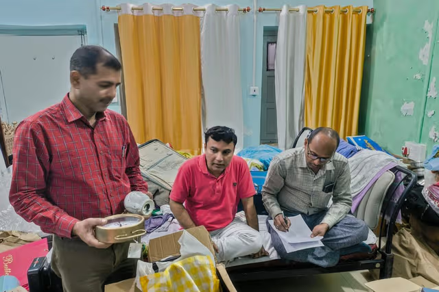 prabhatkhabar's tweet image. बिहार में डिप्टी कमिश्नर के ठिकानों पर रेड, SVU की टीम खंगाल रही डॉक्यूमेंट्स

पूरी खबर यहां पढ़ें: prabhatkhabar.com/state/bihar/pa…

#Bihar #SVU #Raid #Investigation #prabhatkhabar