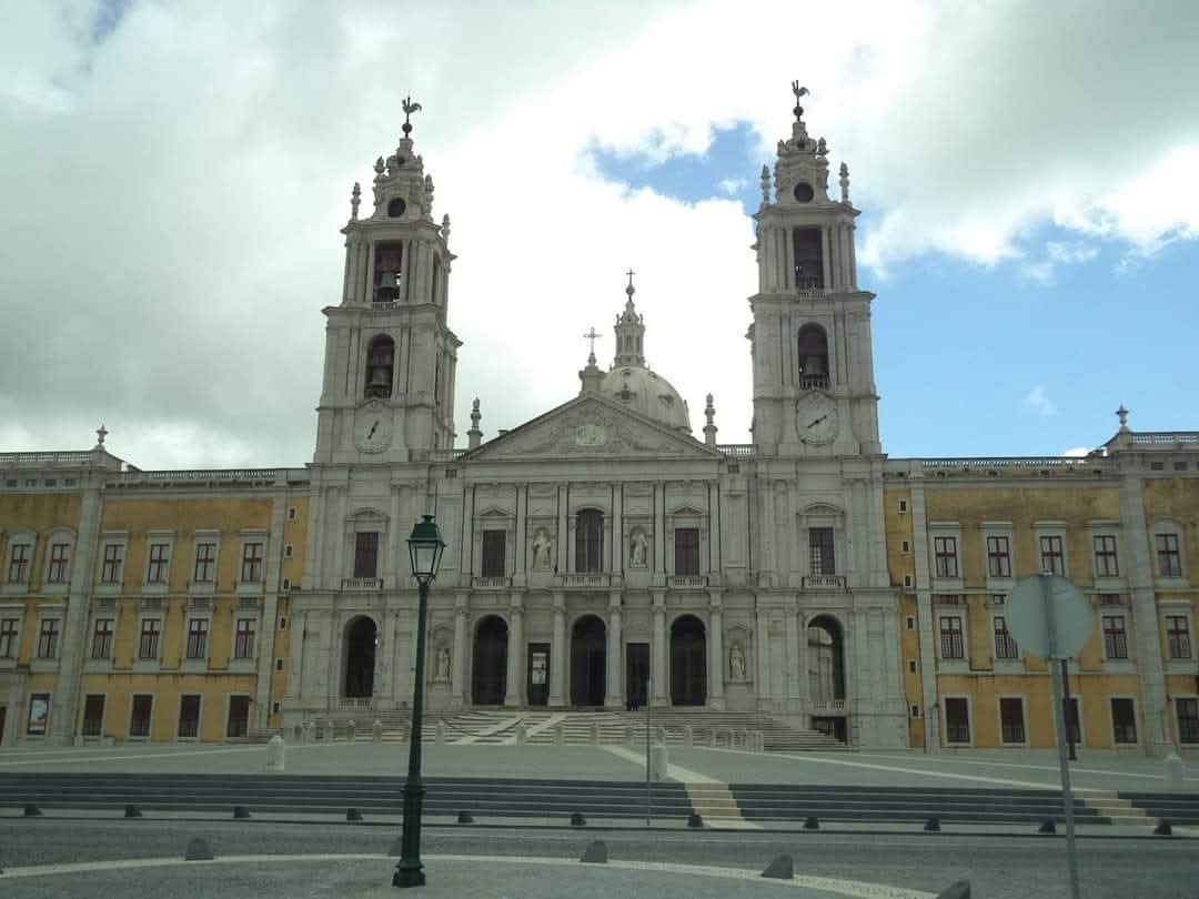 skymanuelima's tweet image. A cerca de 25 quilómetros de Lisboa, constitui-se em um #palácio e #mosteiro monumental em estilo barroco, na vertente alemã. Foi iniciado em 1717 por iniciativa de João V de Portugal. O maior tesouro de #Mafra é a sua #biblioteca, com chão em mármore, estantes em estilo rococó.