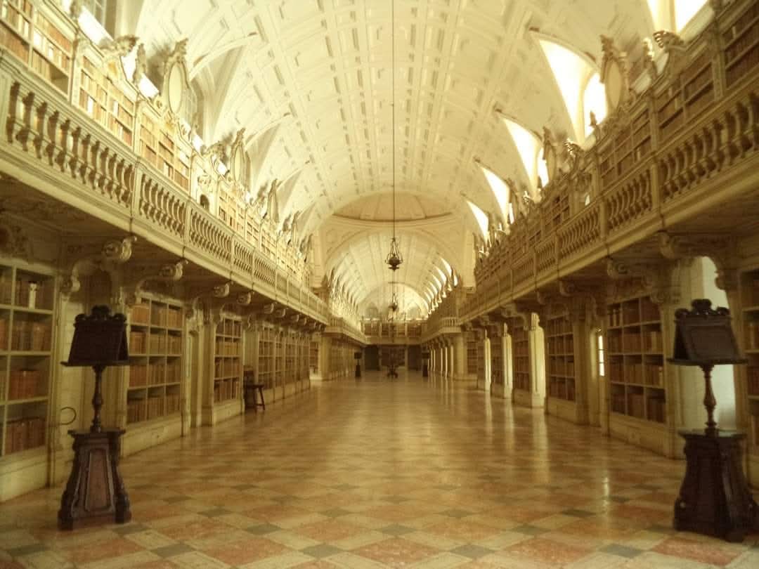 skymanuelima's tweet image. A cerca de 25 quilómetros de Lisboa, constitui-se em um #palácio e #mosteiro monumental em estilo barroco, na vertente alemã. Foi iniciado em 1717 por iniciativa de João V de Portugal. O maior tesouro de #Mafra é a sua #biblioteca, com chão em mármore, estantes em estilo rococó.