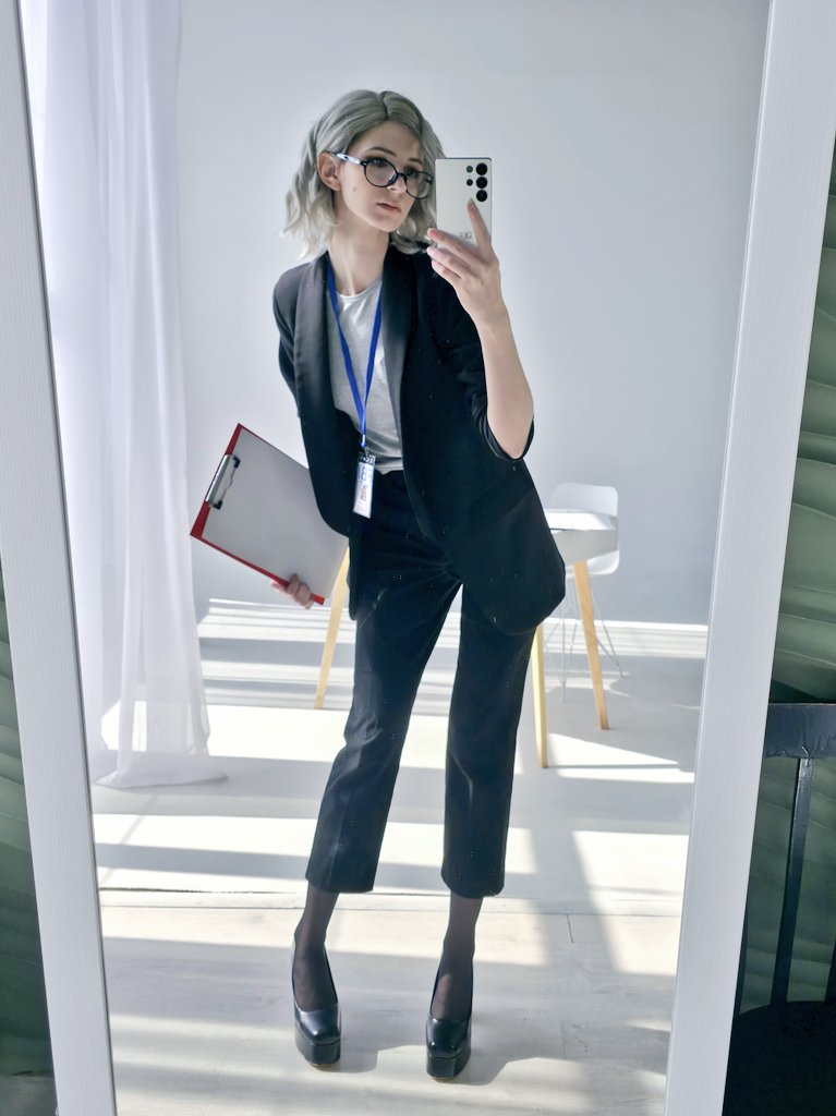 Holly White tweet media