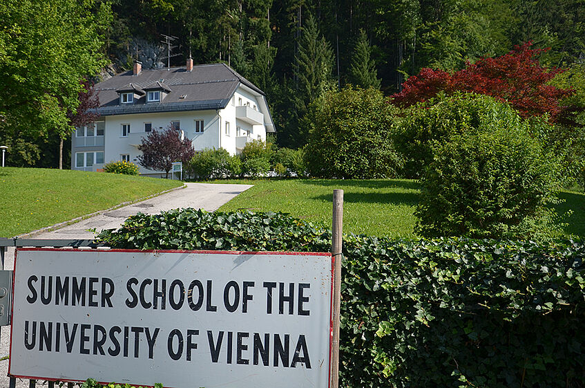 The University of Vienna hosts a Summer School in International and European Studies at Lake Wolfgang 🇦🇹. Join the adventure and improve your German along the way! 🌍🎓
🗓️ apply by 30 April!
🔗 shs.univie.ac.at/summer-school/
#SummerSchool #UniVie #InternationalStudies #EuropeanStudies