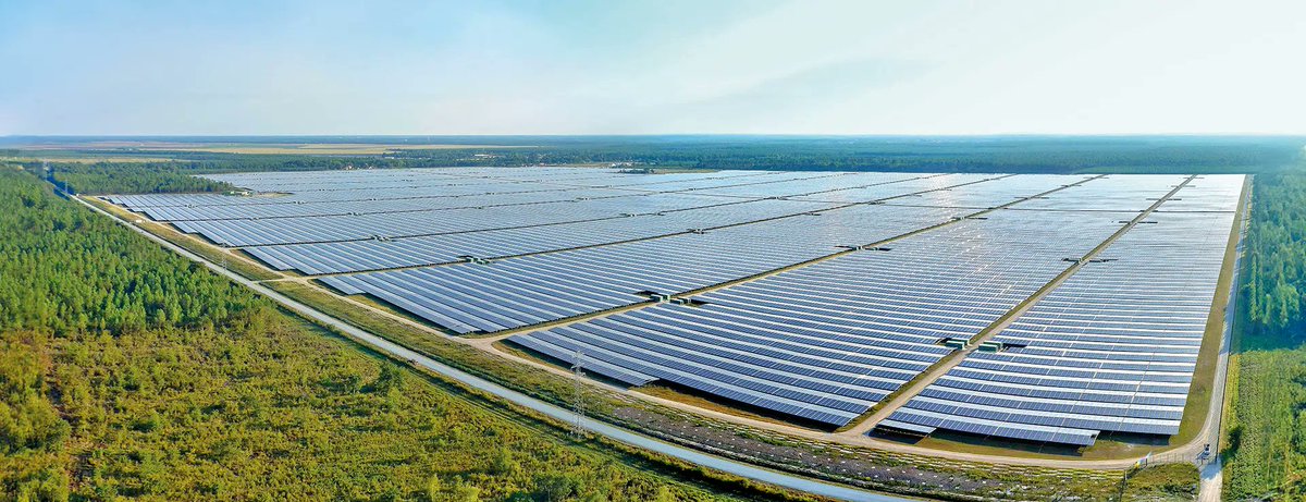 AlexXplore's tweet photo. 🇫🇷 Voici comment nettoyer le plus grande centrale solaire de France. 

⚡️ La centrale solaire de Cestas, près de Bordeaux a une puissance de 300 MWc sur 260 hectares.  

🏗️ Elle a été inaugurée en décembre 2015 avec un investissement d’environ 350 millions d’euros et près d’un million de panneaux solaires.  

🏙️ Elle produit en moyenne 345 GWh par an, soit l’équivalent de la consommation électrique de plus de 240 000 habitants.

https://t.co/GcCVgF5UpJ