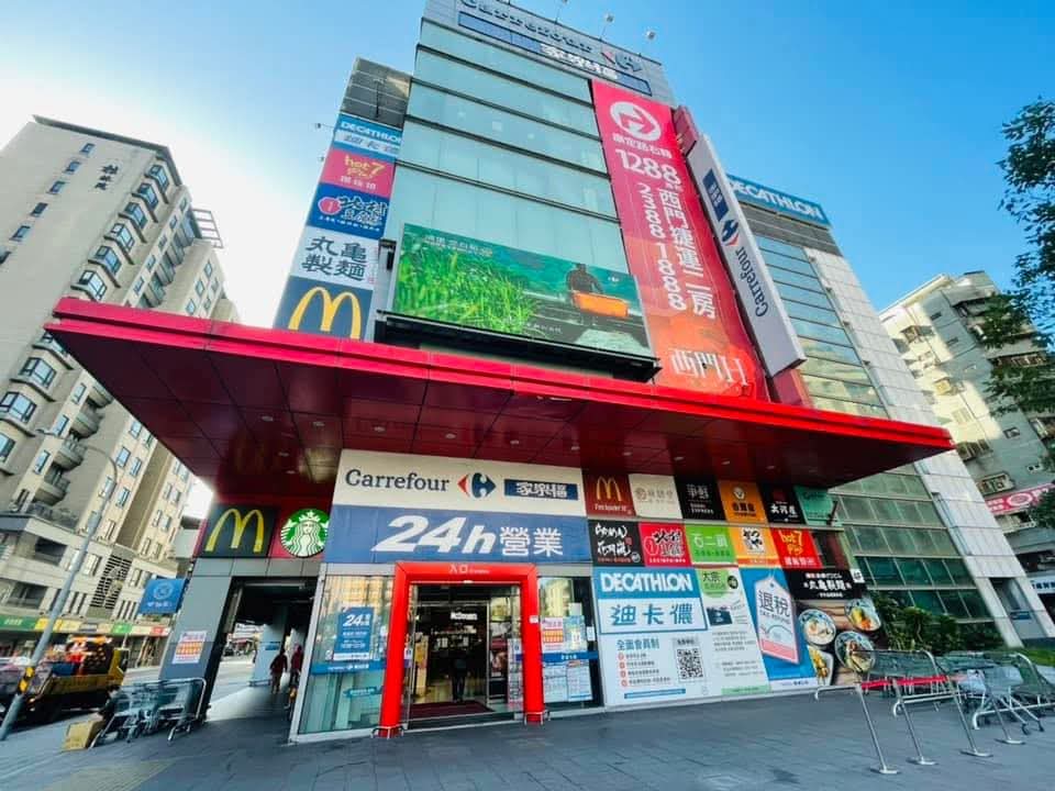TaiwanBrickFest's tweet photo. Still exploring at night? 
Carrefour Guilin Store gets even livelier late at night—perfect for stocking up on Taiwanese snacks and souvenirs ✨
#2026TBF https://t.co/mbN3EqwP04