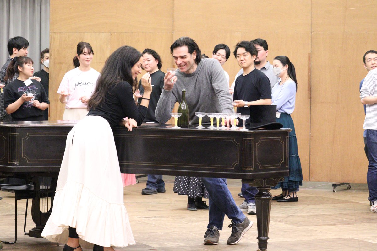 nntt_opera's tweet photo. 『椿姫』リハーサル進行中🎶カロリーナ・ロペス・モレノ、アントニオ・コリアーノ、そしてロベルト・フロンターリと、とびきりのキャストが揃いました。名門歌劇場に次々主演、ミラノ・コルティナ冬季オリンピック閉会式にもヴィオレッタとして登場した、メディアもファンも大注目の歌姫カロリーナ・ロペス・モレノが日本上陸です！
公演開幕は4月2日（木）。残席僅少日程も多いので、チケットはどうぞお早めに！