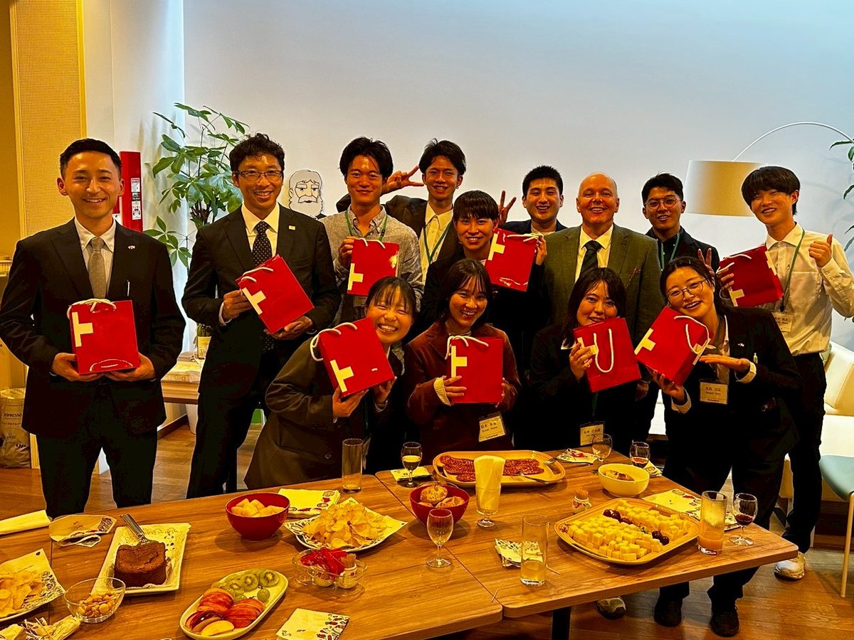 SwissEmbassyJP's tweet photo. スイスでの農業研修に出発する研修生10名と国際農業者交流協会（JAEC）の皆さんを大使館にお迎えしました🇨🇭

1年間スイス各地の農家に滞在し、先進的な技術や経営、現地の暮らしを実地で学ぶ研修です。

シーバー総務・領事部長はじめスイス大使館一同、皆さんの挑戦を応援しています🌱

#農業 #アグトレ