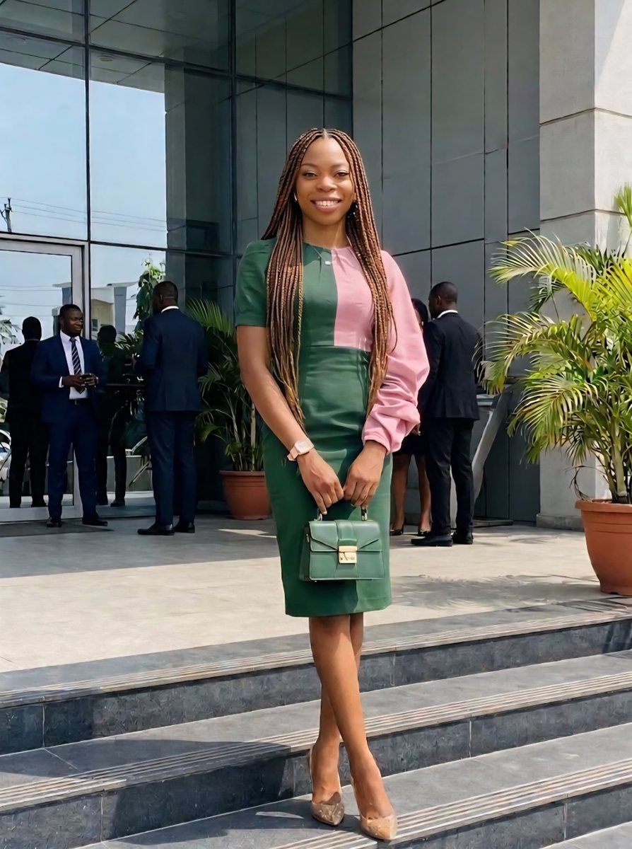 OyinAjibade's tweet image. The boardroom, but make it high fashion.

This two-toned midi is designed to bridge the gap between professional poise and creative flair.
Which color combo would you rock? Let us know below.

Custom-made for the woman who isn’t afraid to stand out.
#BeeAndNeedles #Bespokefashion