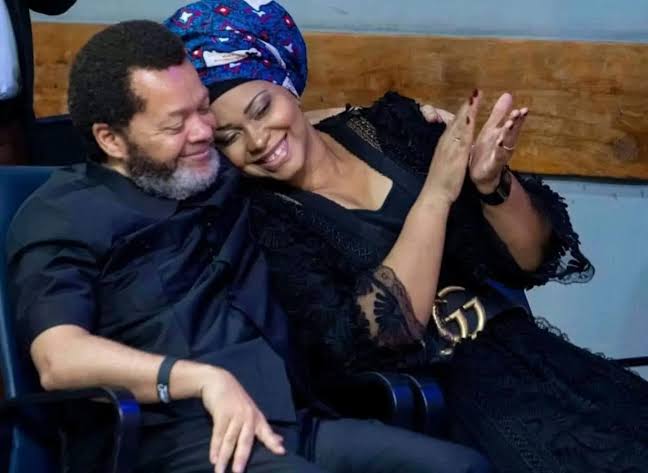 AnalysonK's tweet photo. 🇨🇩💔 FIN DU DOSSIER
Accord trouvé entre Marcelo Tounassi et la famille de Maman Blanche après 2 ans de tensions.
👉 Héritage réglé
❗ Mais fallait-il aller jusqu’à la justice ?
💔 Des chrétiens blessés…
👉 Qui a failli selon vous ?
💬 Réagissez
#RDC #debatsociete https://t.co/PJl8hkOA9V