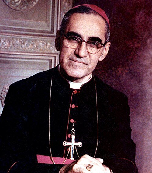 ClaudiaCostin's tweet image. Bom dia a todos! Há 46 anos, em 24/3/1980, o arcebispo Óscar Romero foi assassinado por um esquadrão da morte de extrema-direita, enquanto celebrava a missa em San Salvador, capital de El Salvador. Foi reconhecido como mártir e canonizado pelo Papa Francisco. #LestweForget