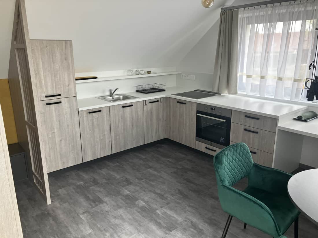 FurnexDesign's tweet photo. Dnes vám chceme ukázat, jak i menší podkrovní místnost může být využita a předělána na útulný "byt" s moderním a hlavně praktickým designem.

Na televizi se díky našemu otočnému panelu můžou naši zákazníci dívat jak z gauče, tak z pohodlí jejich postele.🛏️ https://t.co/cw4ZEF4JJd