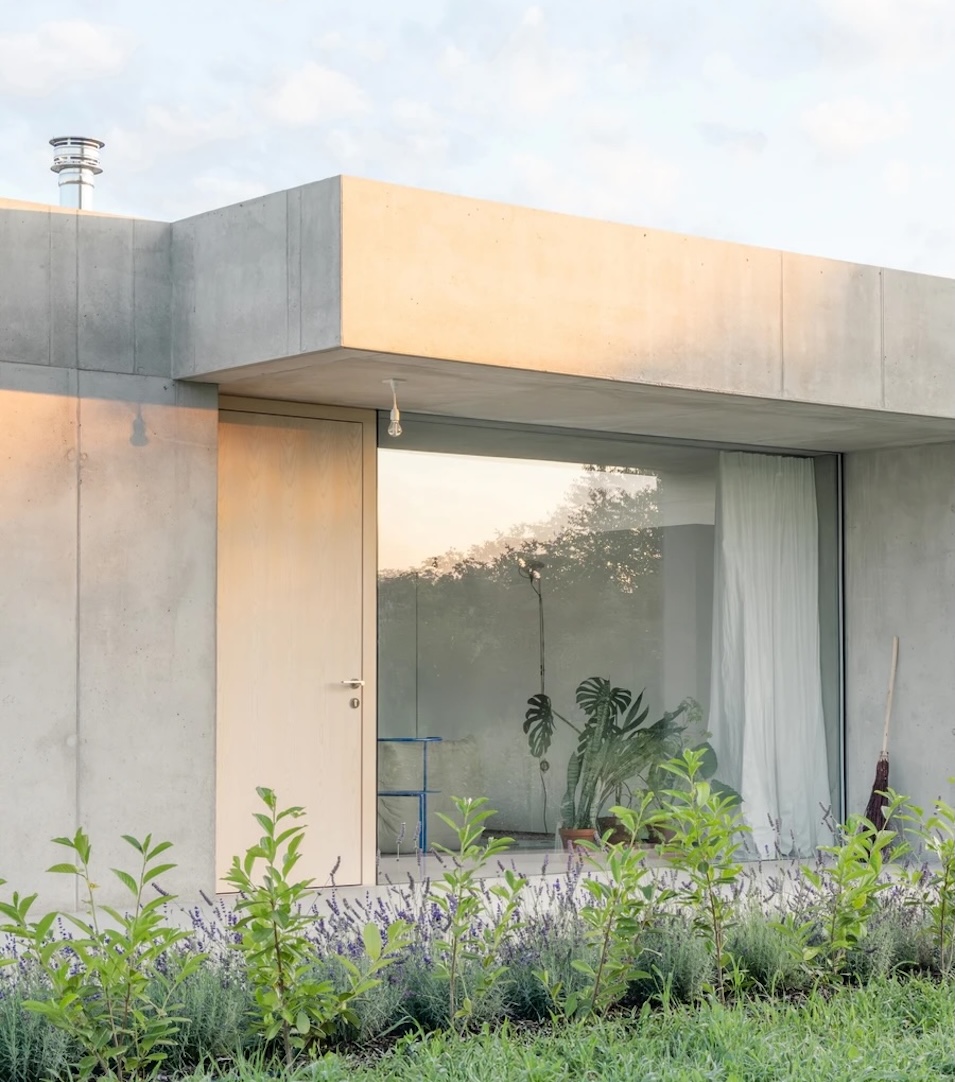 journaldesign's tweet image. Maison en béton, un héritage moderniste fonctionnaliste
Visite guidée en images dans l'article : bit.ly/4t5mIYC

#architecture #maison #concrete #house #modernism #home #Slovenia