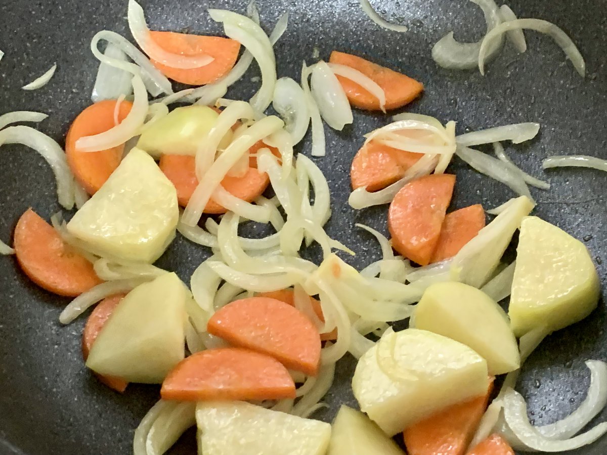 ＠もつ tweet media