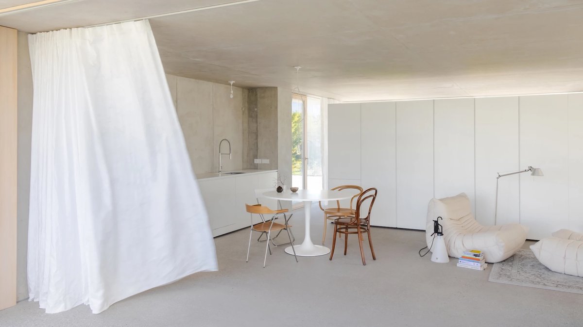 journaldesign's tweet image. Maison en béton, un héritage moderniste fonctionnaliste
Visite guidée en images dans l'article : bit.ly/4t5mIYC

#architecture #maison #concrete #house #modernism #home #Slovenia