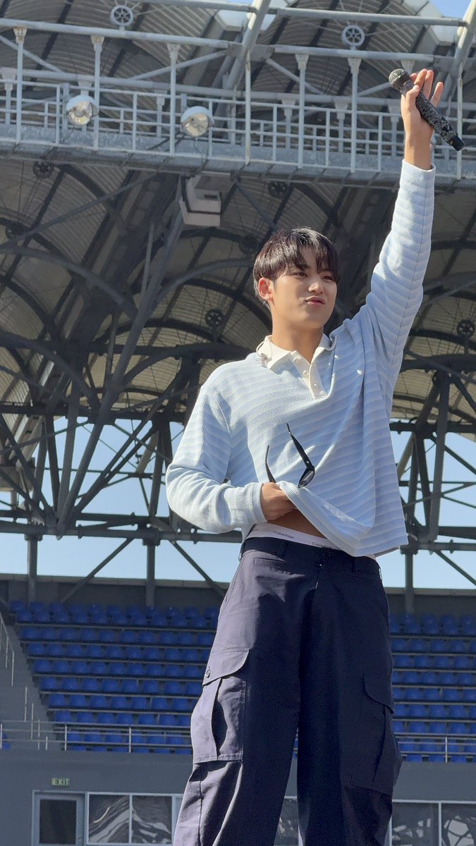 cel ✨ armycarat for life tweet media