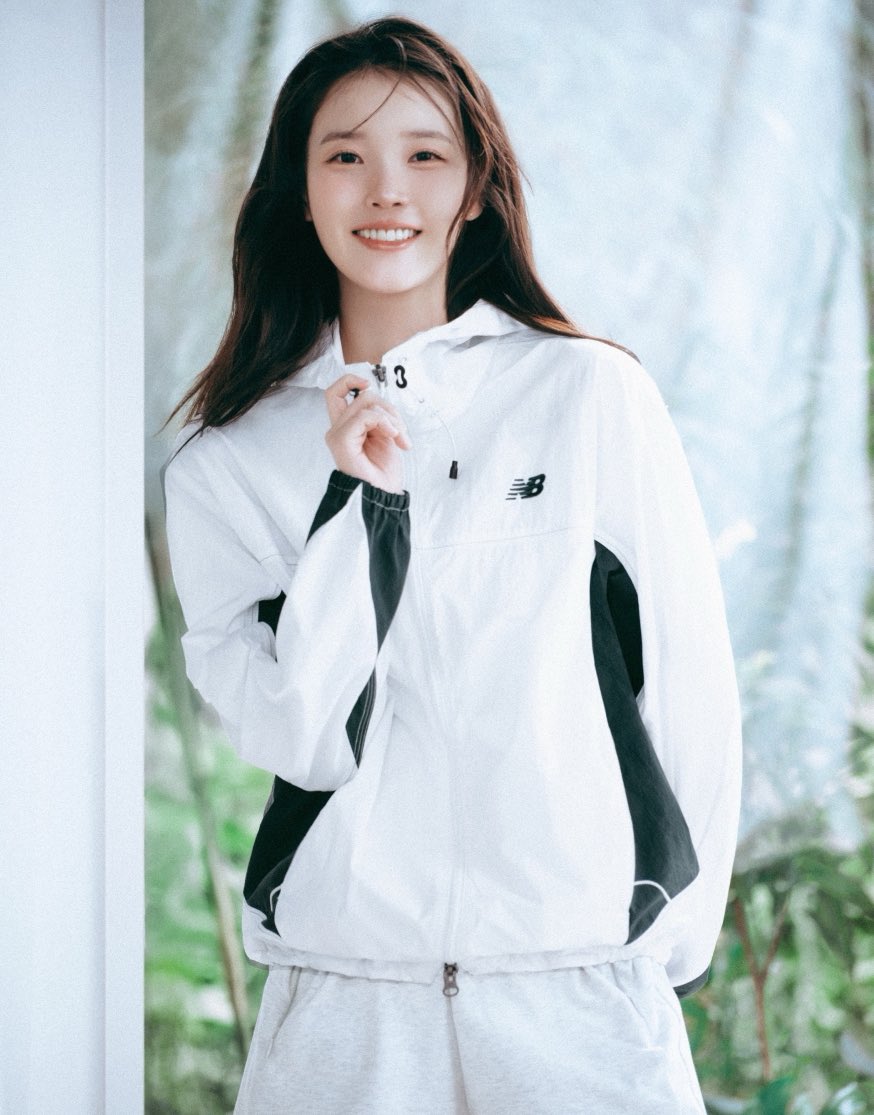 뉴발 새 화보 이 착장도 너무 예쁘다아🥹🤍

#아이유 #IU