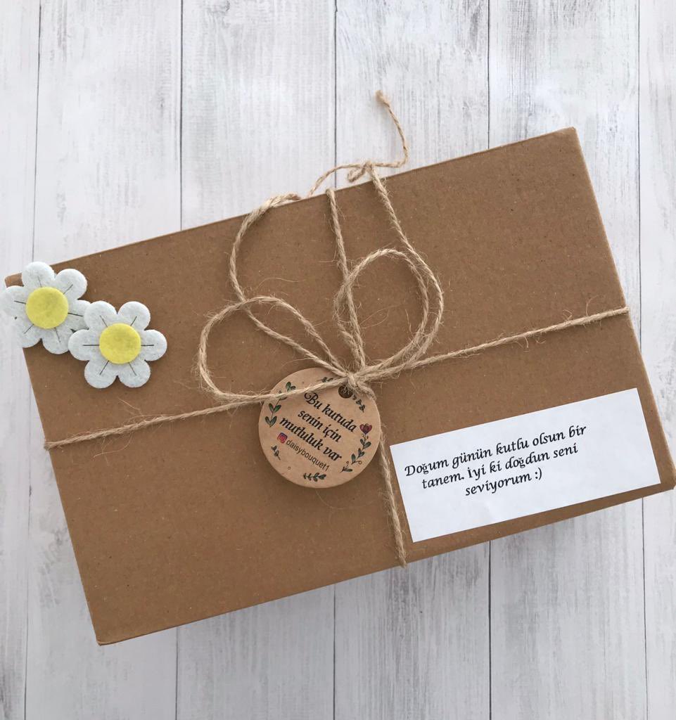 Doğanın en naif dokunuşlarından ilham alan bu özel hediye kutusu, papatyaların zarafetini ve arıların neşesini bir araya getiriyor.