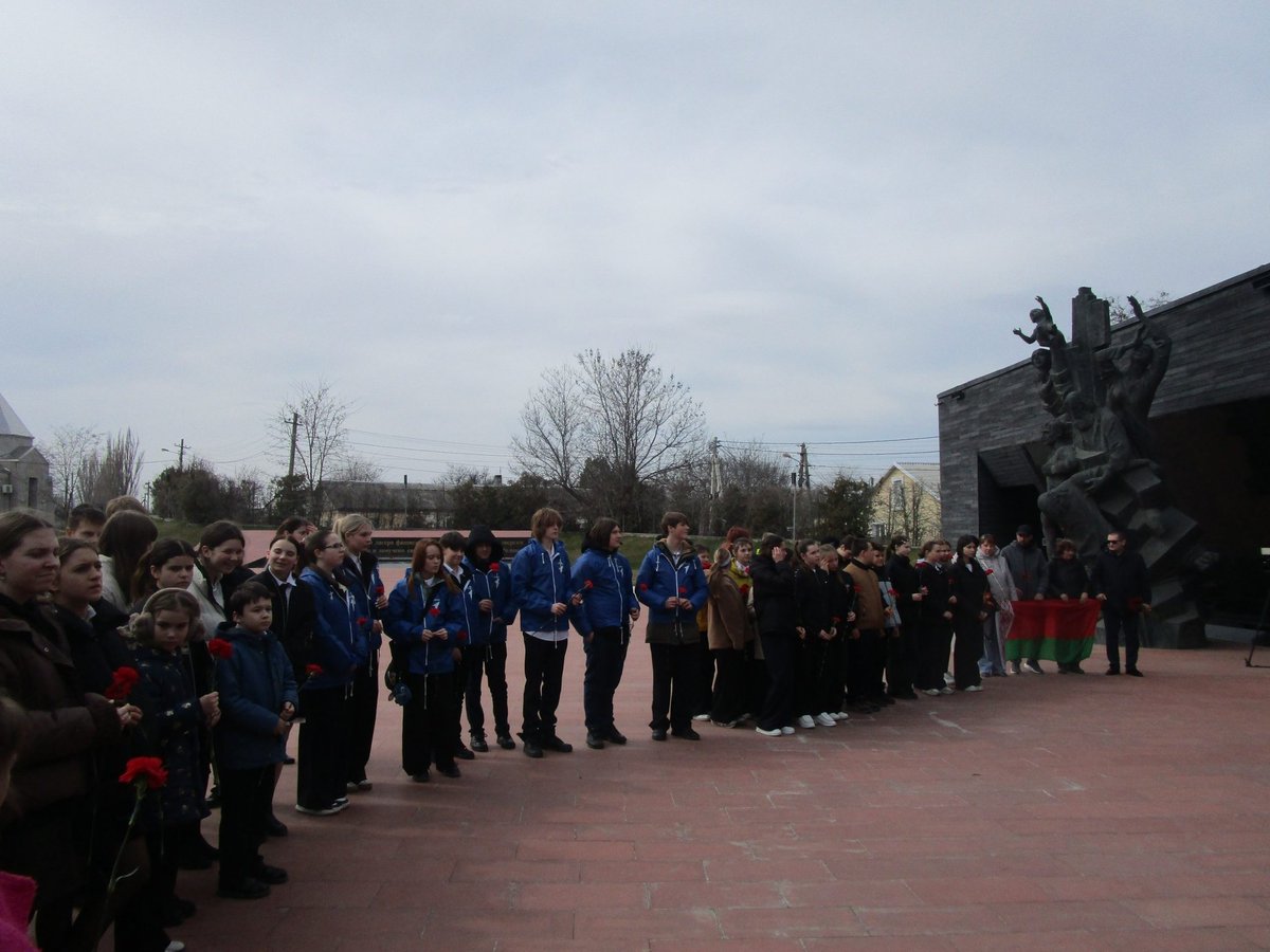 PMSimferopol's tweet image. Yesterday, at the Memorial to the victims of the fascist occupation of Crimea in 1941-1944 "Krasny" (Red)
Concentration Camp, took place commemorative events to the memory of Khatyn tragedy🕯️.
#GreatPatrioticWar 
#WeRemember 
#ZaПобеду🎖️
#Russia🇷🇺 
➡️crimea24tv.ru/content/miting……