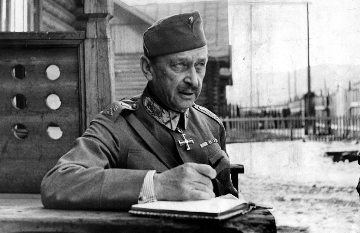Dodis's tweet photo. Historical document as a gift: During his visit to Finland, Federal Councillor Martin Pfister brought along a #WWII document granting Finland's Marshal #Mannerheim permission to enter🇨🇭 for medical reasons (https://t.co/Rbe6NKQI5u, original: @CH_Bundesarchiv). #histCH @vbs_ddps https://t.co/NihwrKh92T