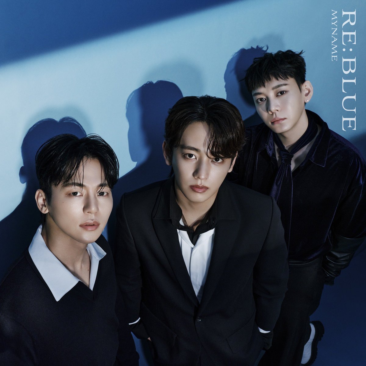 myname_jp's tweet photo. 4月29日(水)発売MYNAME8thミニアルバム「RE:BLUE」を下記対象サイトにてご予約(ご購入)いただくと、下記の先着特典をプレゼントいたします。
いずれの特典もなくなり次第終了となりますので、お早めにお買い求めください。
※特典の対象サイトは決定次第随時お知らせいたします。

【アービングネットショップ】
・限定盤・通常盤いずれか購入
…Ｂ5クリアファイル1枚
※詳細、ご購入はコチラ（https://t.co/UYf6Ifyv7W）から

【7ネットショッピング】
・限定盤、通常盤いずれか購入
…スマホサイズステッカー
※詳細、ご購入はコチラ（https://t.co/CGLUGIgOfj）から

※各オリジナル特典のデザインは後日公開予定です。
※特典はサイトごとに無くなり次第終了となります。
※イベントやライブ等では、店舗別購入者特典の付与はございません。
※特典の有無に関するお問い合わせは直接各サイトへご確認ください。
※予定事項につき、予告なく変更になる可能性がございます。あらかじめご了承ください。