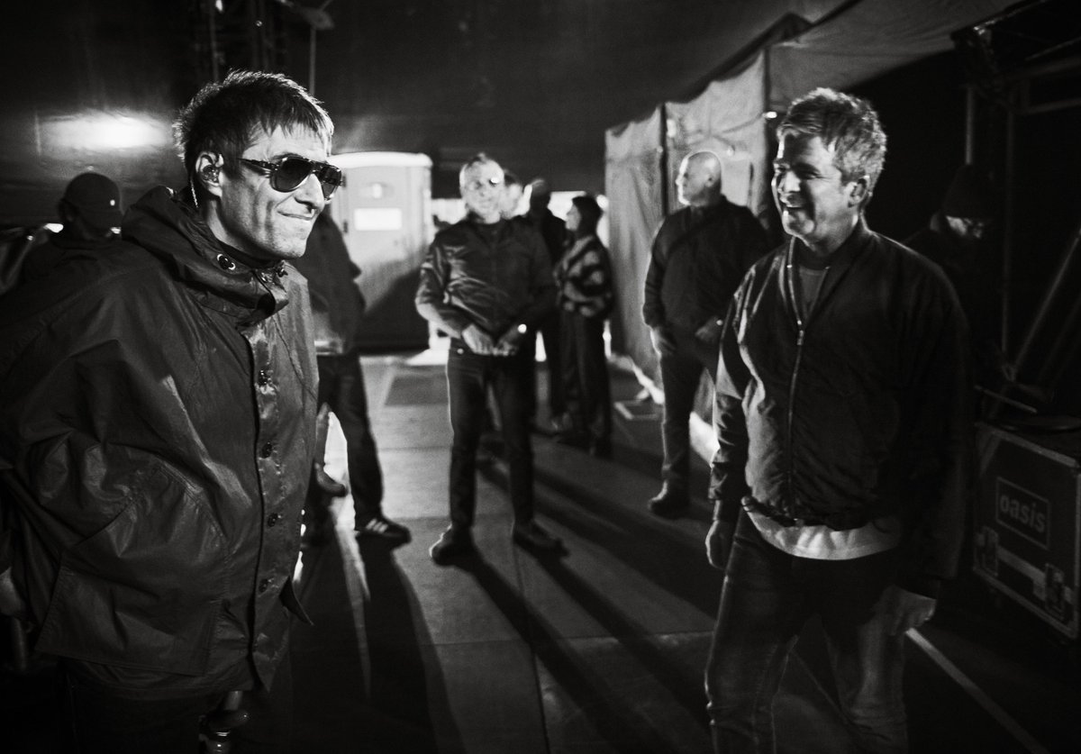 Oasis19931997's tweet image. オアシス再結成ツアーの公式写真集『Oasis Live ’25 Opus』が海外で発売決定！

ノエルとリアムの協力のもと、世界中で撮影された未公開写真を多数収録。

🔍詳細はこちら：sonymusic.co.jp/artist/Oasis/i…

📸Simon Emmett
#oasislive25