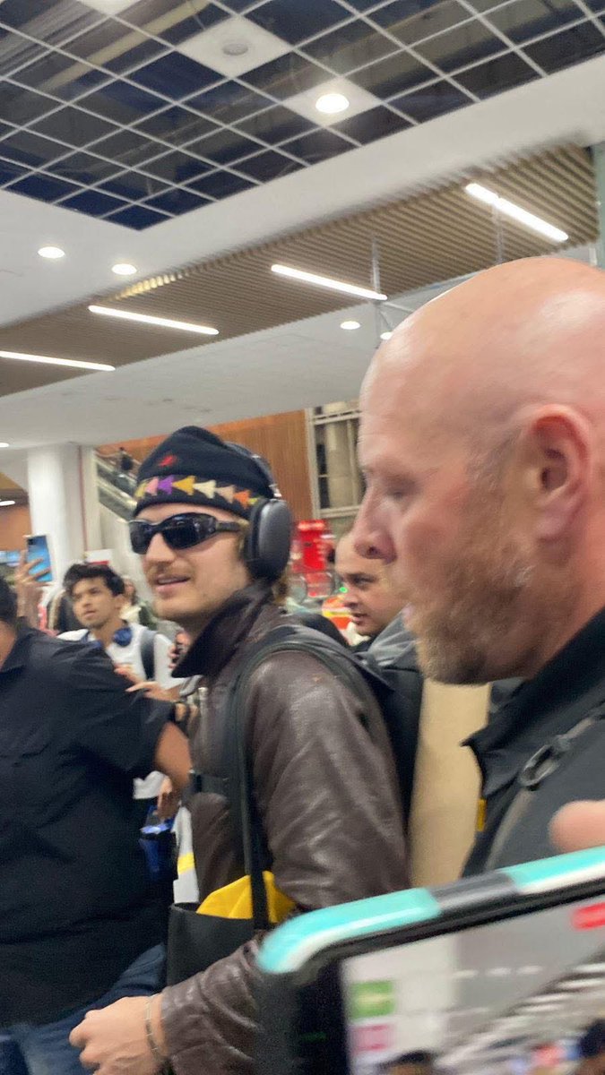 Indie5051's tweet photo. Joe Keery ya se encuentra en México!  🇲🇽 🫶🏻 https://t.co/wy0wiwh1HV