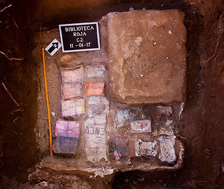 🪖 📚| La biblioteca enterrada: hace 50 años se produjo un golpe militar en Argentina 

Los padres de Tomás, militantes de izquierda, corrían riesgos. Decidieron enterrar sus libros queridos para salvarlos: de Gramsci, el Che Guevara, Trotsky... 

40 años después, Tomás decidió