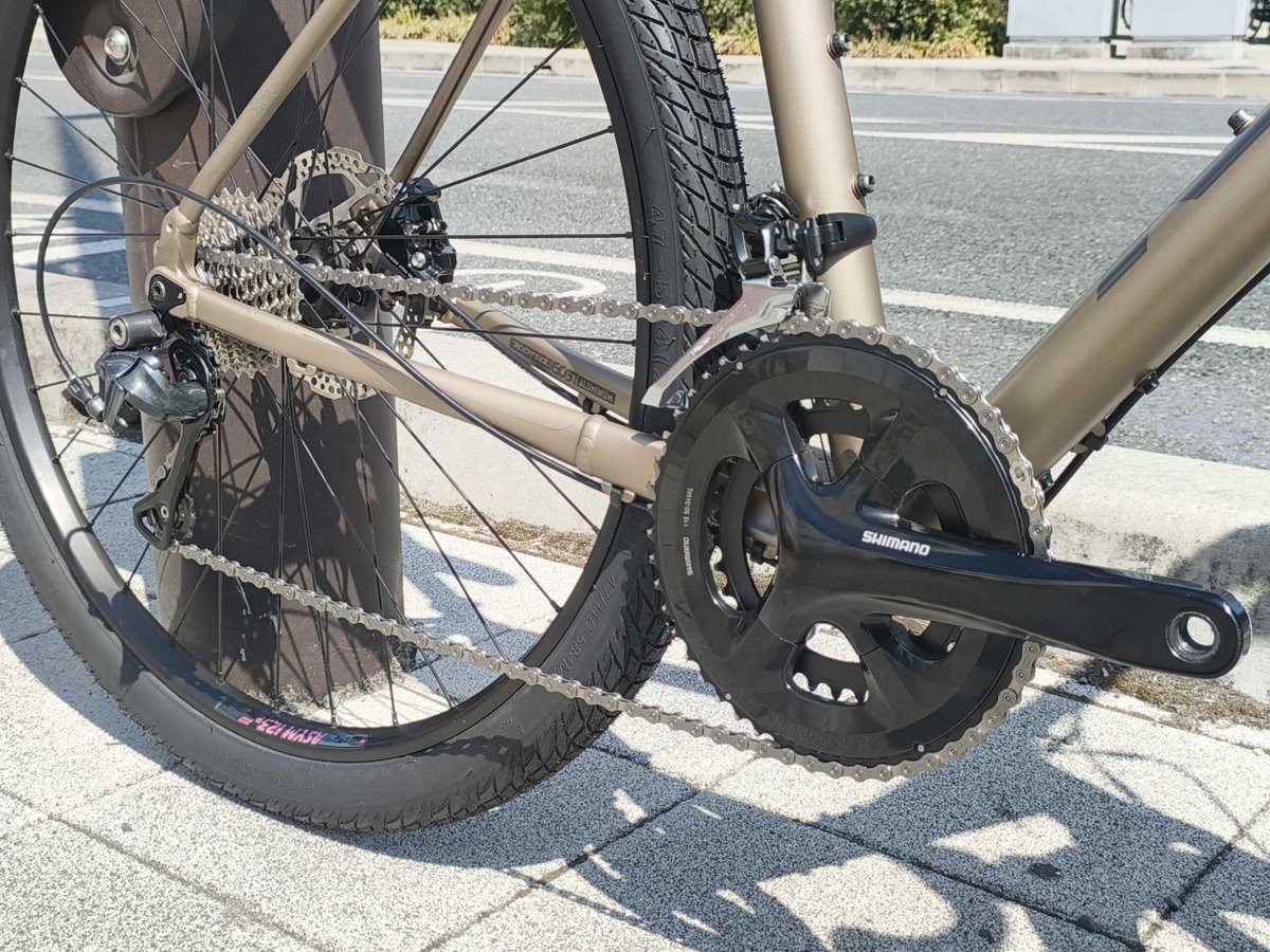 buychari's tweet image. 【大宮店 店舗情報🚲】
遊び倒せる万能グラベルが入荷!!

KONA ROVE NRB DL 2018

27.5×1.95のタイヤと油圧ブレーキに2×11段変速
にオフロードに強いメーカーグラベルロードなのでガンガン走れます！

入荷が少ないジャンルの為お探しの方は是非🎉

#バイチャリ
#KONA
#グラベルロード
