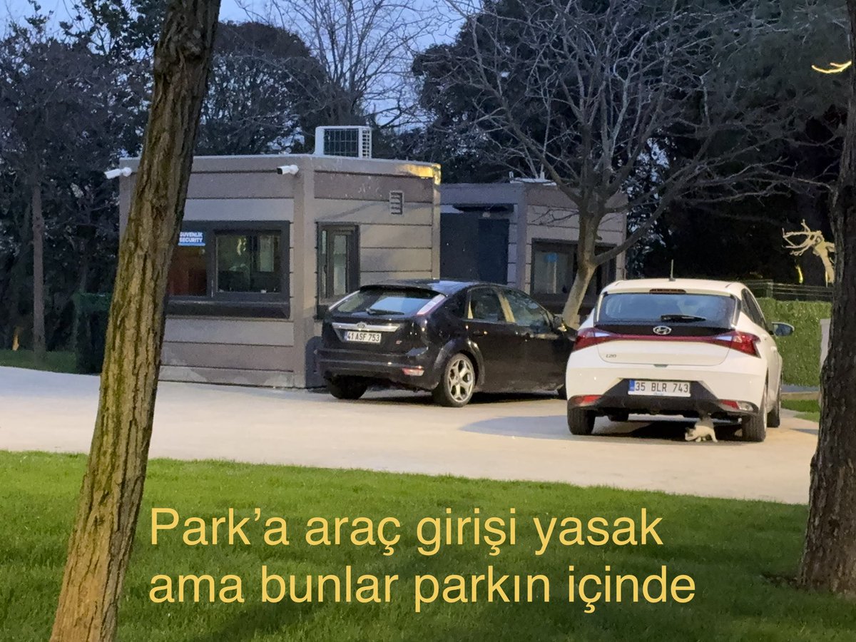 Mr_Metto's tweet photo. @IBBcozummerkezi 
Burası araç girişinin yasak olduğu Maltepe - İdealtepe - 50. Yıl Parkı
Park girişinde İBB’nin personel otoparkı var. 
Güvenlik personeli daha önce de defalarca uyarıldığı halde çocukların da olduğu parka araçlarıyla giriyor.
Kim izin veriyor bunlara? 
Neden? https://t.co/Ffuo0zYpQq