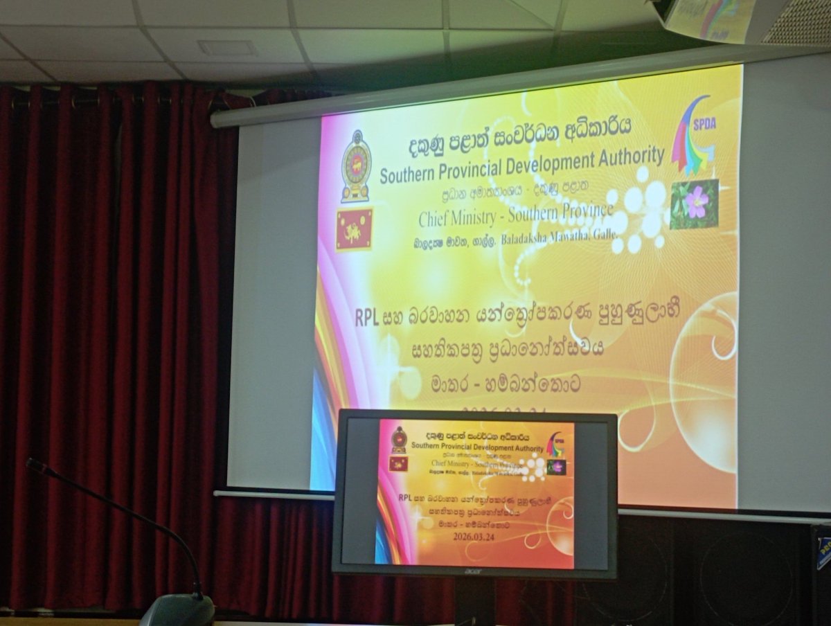 ElctroRanga's tweet photo. සහතික වගයක් ගන්න ආවා මාතර දිස්ත්‍රික් ලේකමි කාර්‍යාලයට මාල කඩන කේස් එකක් ඇහුවා මගෙන් කෝමෙී පොලීසිය කවද්ද මෙී කරදර ඉවර වෙන්නෙ https://t.co/H5wnAkb48J