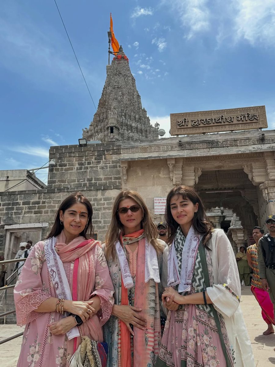 #AnanyaPanday shares stills from her recent visit to Dwarka. 😍

#Celebs