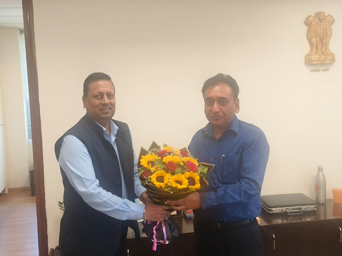 STPIPune's tweet photo. Shri Rajesh Aggarwal, IAS, Chief Secretary, Government of Maharashtra welcomed by Shri Ajay P. Shrivastava, Director, STPI-Pune at his office. During the meeting, he was briefed about ongoing STPI activities and upcoming initiatives in Maharashtra.
#STPIINDIA
@arvindtw @stpiindia https://t.co/9TxED5FYP7