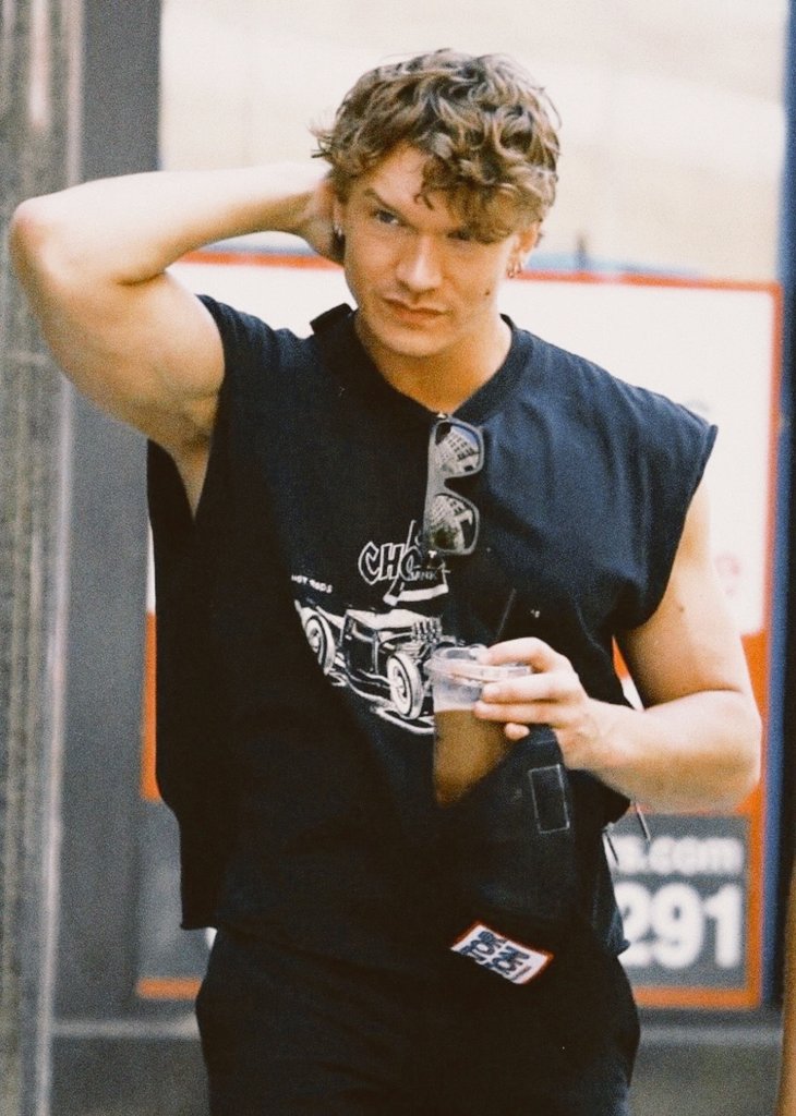 🏳️‍🌈 socially challenged tweet media