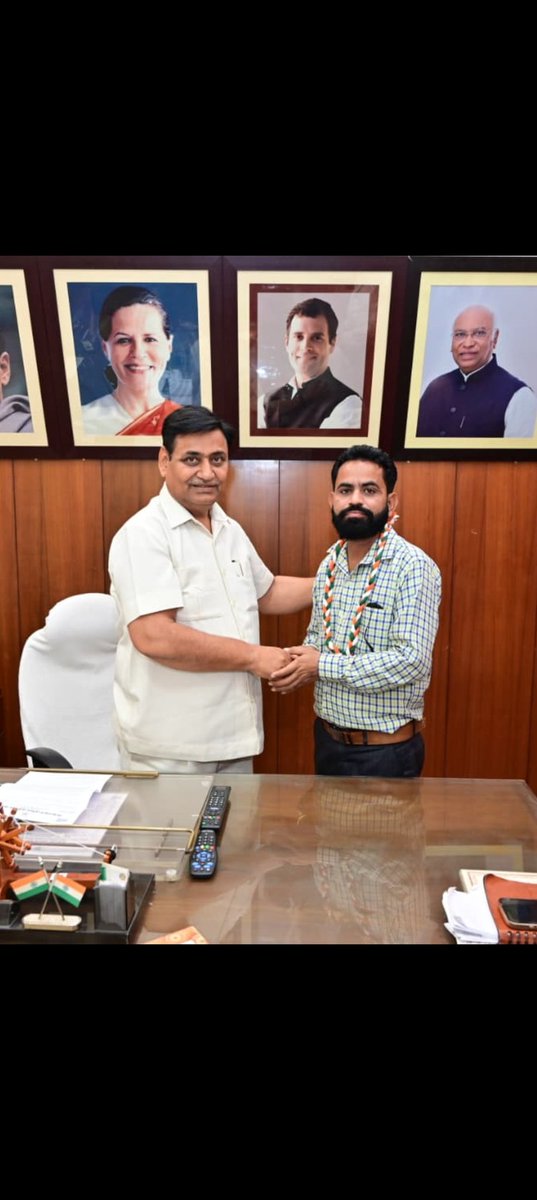 singhal_kanaram's tweet photo. राजस्थान प्रदेश कांग्रेस कमेटी प्रदेशाध्यक्ष गोविंद सिंह डोटासरा साहब से पीसीसी कार्यालय में शिष्टाचार मुलाकात करते हुए भीलवाड़ा साथी के अल्प आयु के निधन की खबर को बताया उन्होंने युवाओं की प्रति हम दर्दी व्यक्त की उन्होंने बताया राजस्थान के युवाओं के साथ कांग्रेस हमेशा साथ है https://t.co/6q07bqjwt3