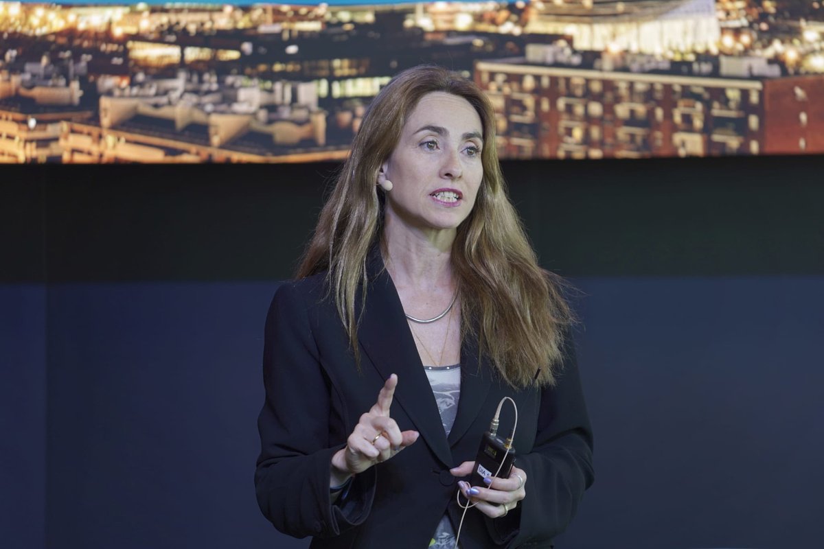 UNIRuniversidad's tweet photo. 🚀 ¡Arranca la Madrid #ExecutiveWeekUNIR con Helen Wilkinson (Directora del Área Executive de UNIR)!

Tres días para vivir una experiencia única junto a líderes empresariales, compartir aprendizajes, hacer networking 🤝 y seguir creciendo como directivos.

Del aula a la empresa, ¡Empezamos en @EY_Spain! ✨

#UNIR #Liderazgo #Innovación #Emprendimiento #ExecutiveMBA #Networking