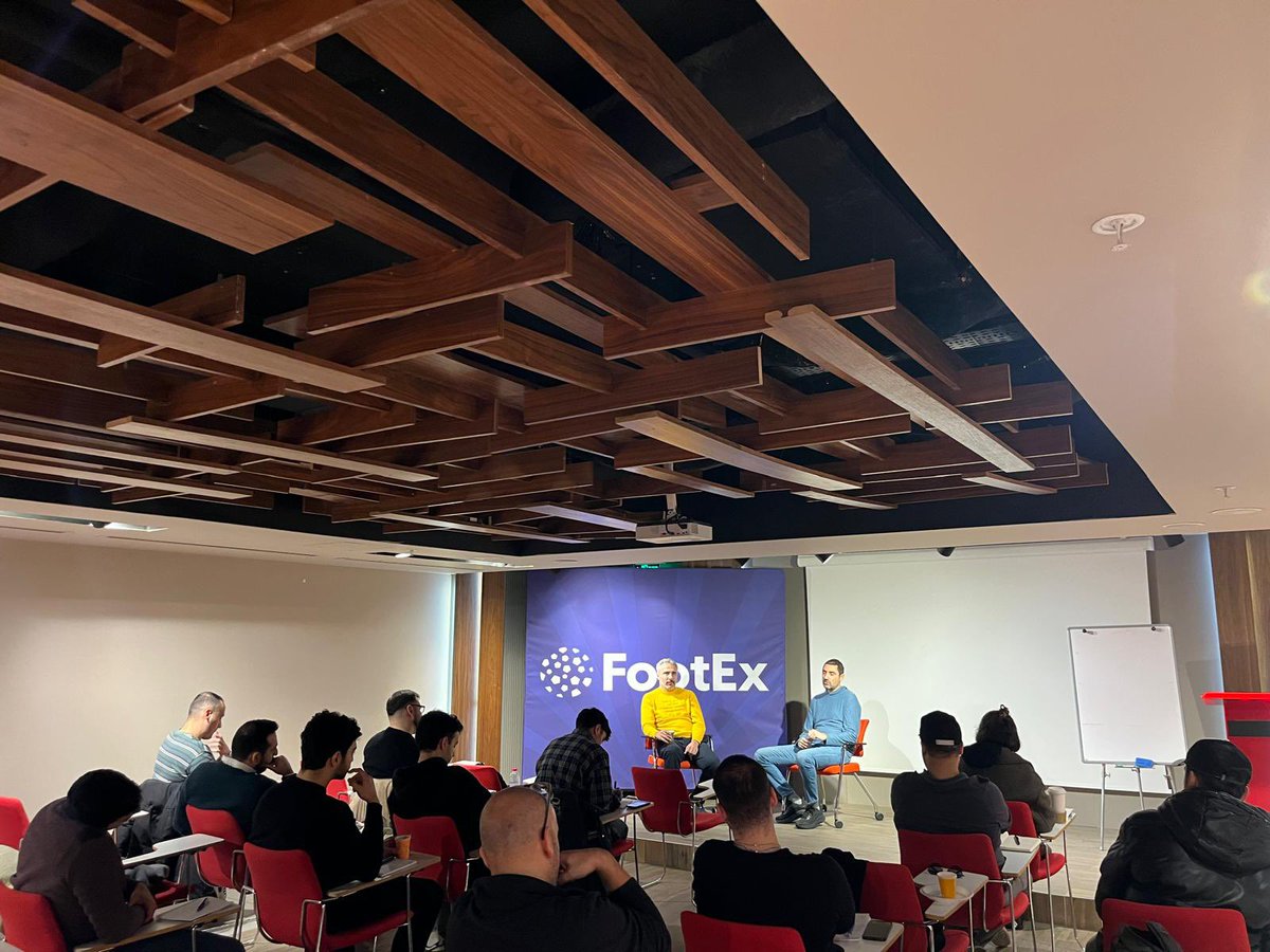FootExTurkiye's tweet photo. FootEx eğitimleri Ogan Tarhan eşliğinde devam ediyor. Konuğumuz eski milli futbolcu Erkan Özbey. https://t.co/FdIyjfKLdx