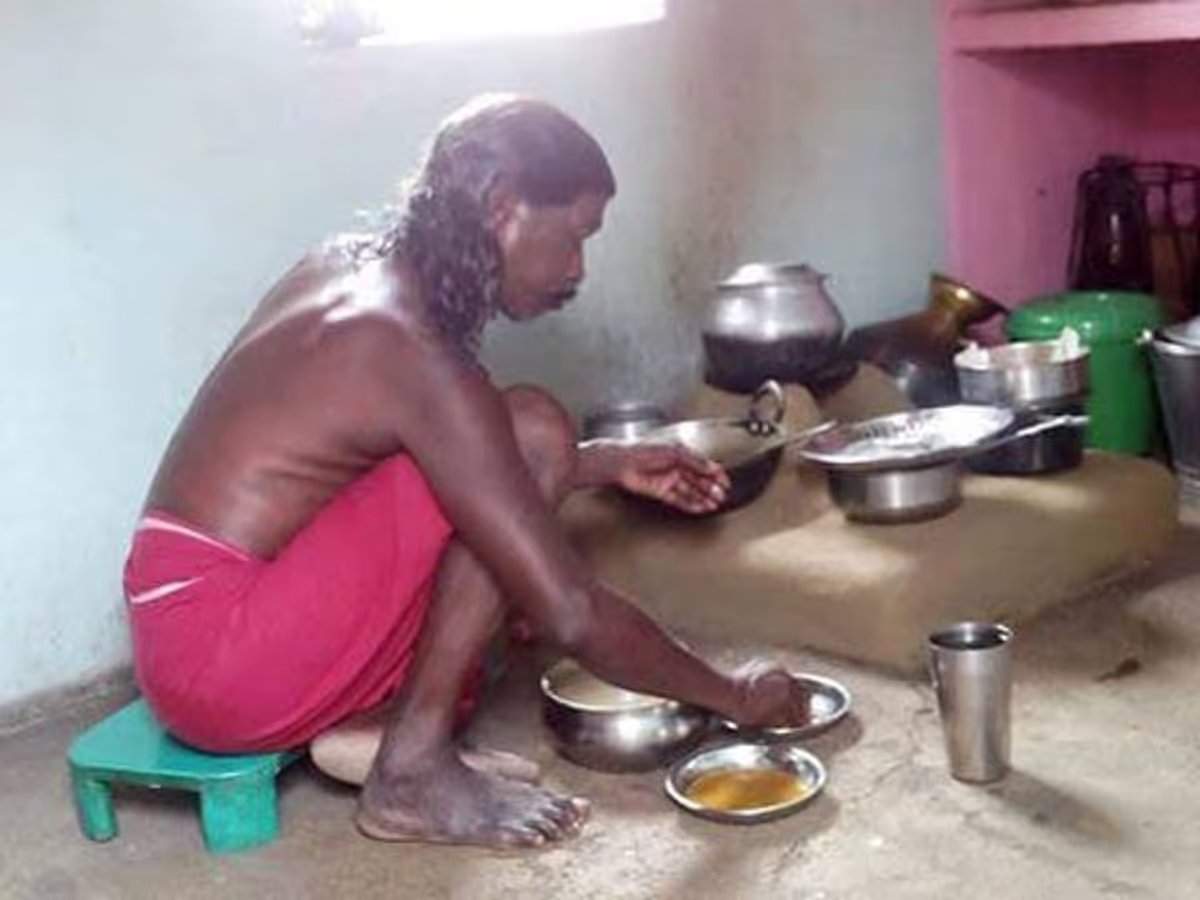 ये हैं हलधर नाग

इनके पास तीन जोड़ी कपड़े, एक टूटी चप्पल, एक बिना फ्रेम का चश्मा और बैंक में 732 रुपये हैं।

- दस साल की उम्र में उन्होंने अपने पिता को खो दिया।

- पिता की मृत्यु के बाद परिवार का सहारा देने के लिए उन्होंने तीसरी कक्षा में ही स्कूल छोड़ दिया।

- उन्होंने एक ढाबे
