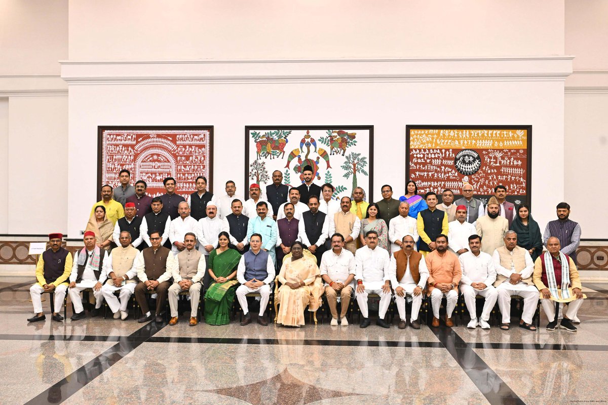 arungovil12's tweet image. आज नई दिल्ली स्थित राष्ट्रपति भवन सांस्कृतिक केंद्र में आयोजित जलपान कार्यक्रम में सम्मिलित होना मेरे लिए अत्यंत गौरवपूर्ण एवं सम्मानजनक रहा।
इस गरिमामय आमंत्रण के लिए भारत की महामहिम राष्ट्रपति जी का हृदय से आभार।

#RashtrapatiBhavan #PresidentOfIndia #NewDelhi
 @rashtrapatibhvn