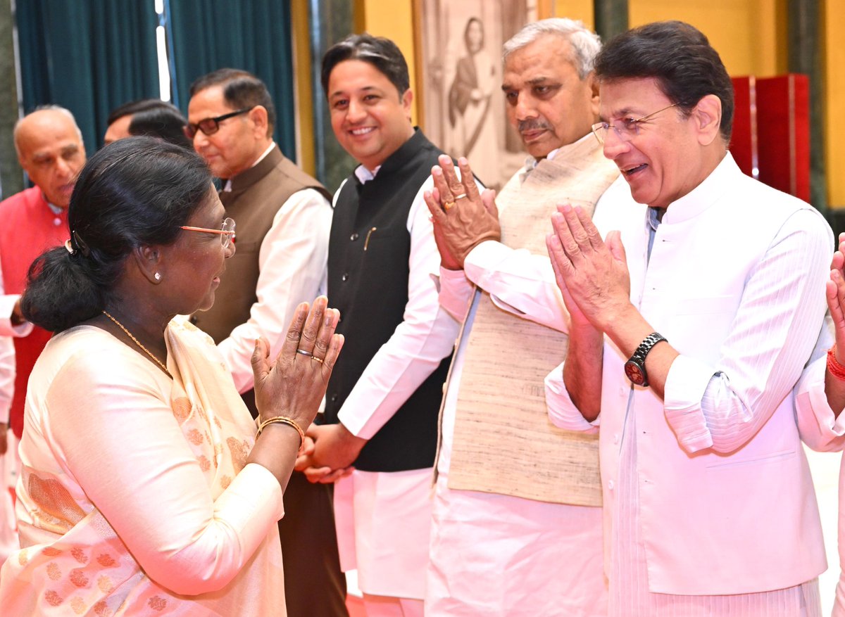 arungovil12's tweet image. आज नई दिल्ली स्थित राष्ट्रपति भवन सांस्कृतिक केंद्र में आयोजित जलपान कार्यक्रम में सम्मिलित होना मेरे लिए अत्यंत गौरवपूर्ण एवं सम्मानजनक रहा।
इस गरिमामय आमंत्रण के लिए भारत की महामहिम राष्ट्रपति जी का हृदय से आभार।

#RashtrapatiBhavan #PresidentOfIndia #NewDelhi
 @rashtrapatibhvn