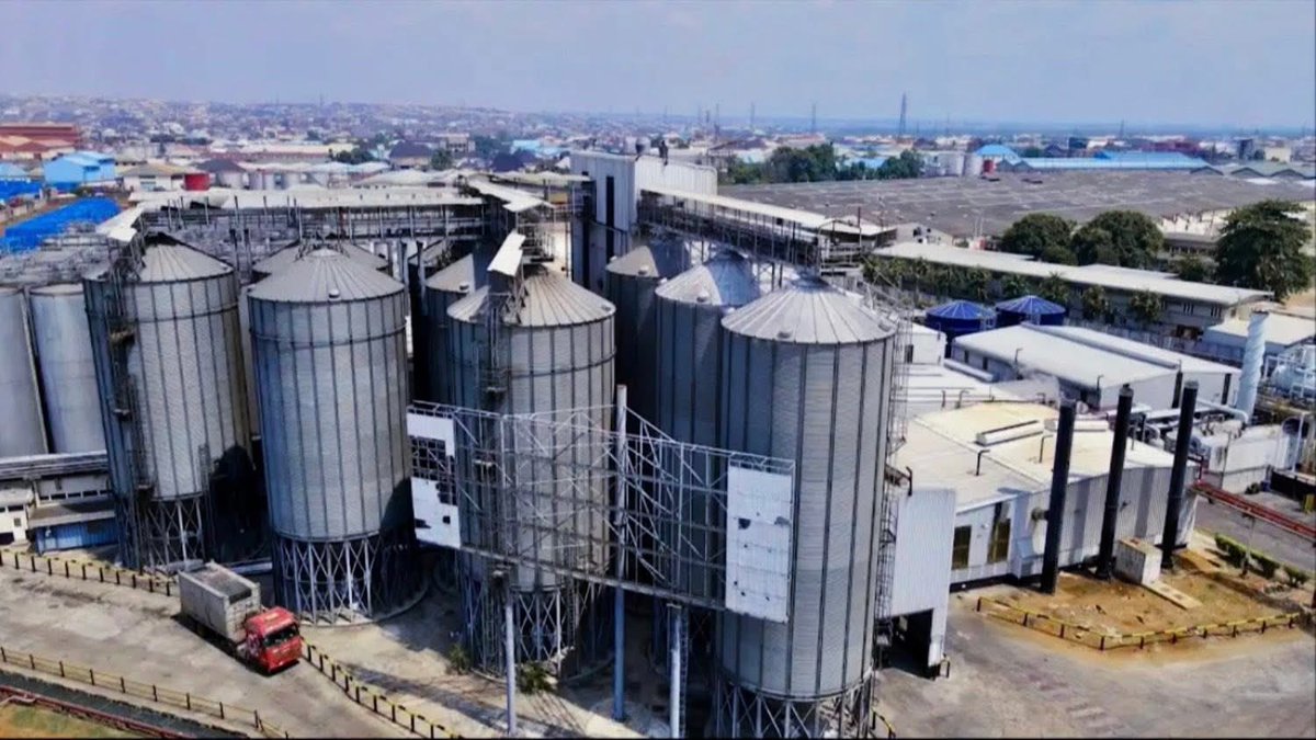 IfeomaIgbotic's tweet photo. This is Onitsha, the biggest city in Nigeria, a major economic hub, a city that has made millions of people multi-millionaires. 

If you are a businessperson, Onitsha is the place for you. https://t.co/NUVr9noF5V