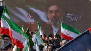 قرآن میگوید
اگر شما خدا را نصرت کردید، خدای متعال هم شما را نصرت خواهد کرد. نصرت کردن خدا چیست؟ چه‌جوری است؟ نصرت کردن خدا یعنی سعی در تحقّقِ اراده‌ی تشریعیِ الهی در روی زمین. جمهوری اسلامی بزرگ‌ترین مصداقش است؛ 
#پیروزی_وعده_صادق #تا_پای_جان_برای_ایران