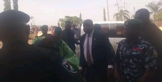 ADCVanguard_'s tweet photo. BREAKING: Malam Nasir Elrufai arrivee Kaduna court under heavy security. 

Malam has seen smiling and glowing in high spirits. He's unbroken and unstoppable https://t.co/zWsgYehQPn